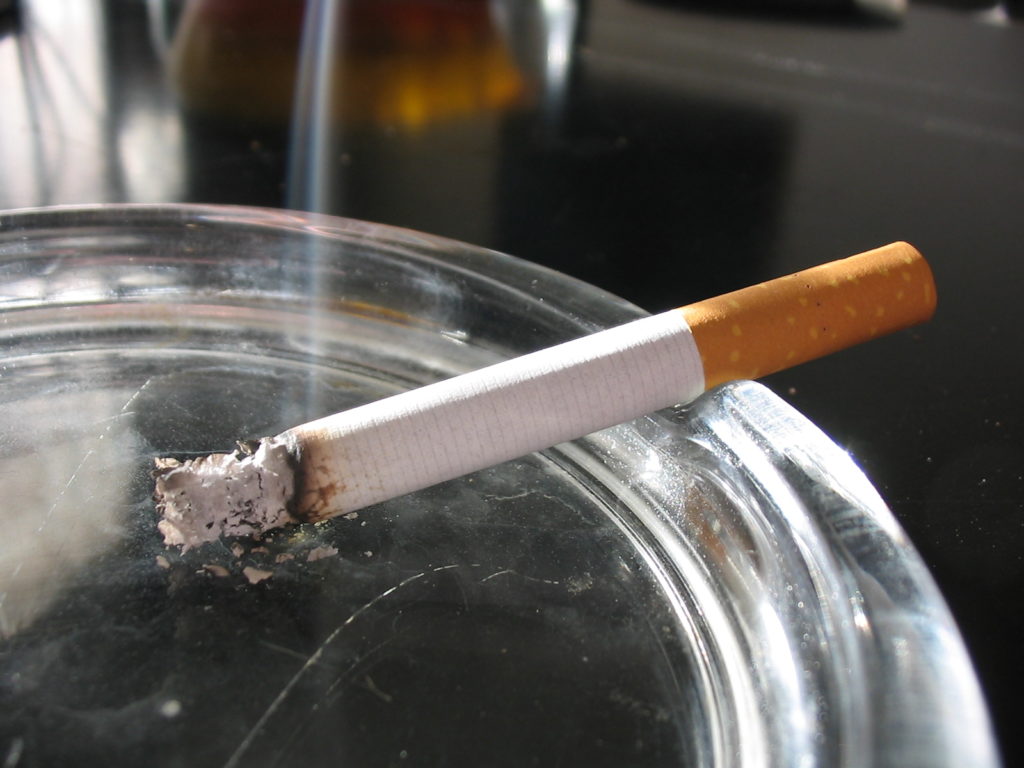 1. Bỏ thuốc lá giúp khắc phục tinh trùng loãng 1